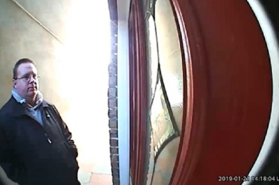 Otworzył mu drzwi i nie mógł uwierzyć co jego kumpel miał na sobie