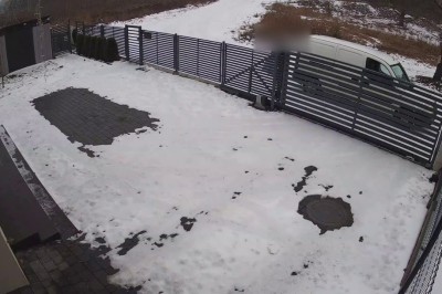 Kolejny mistrz w dostarczaniu paczek. Nagrał kuriera rzucającego przesyłką