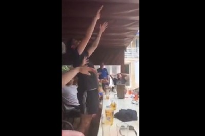 Jak wkręcić swojego kumpla na imprezie? Wystarczy zrobić fale 