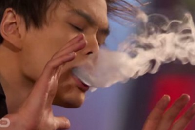 Eksperci nie potrafili wyjaśnić tej sztuczki. Magiczny trick z kartami, który przeczy logice