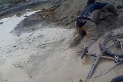 „Ej moje nogi”. Gimbus wleciał w ruchome błoto i konkretnie spanikował 