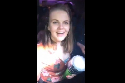 Zrobiona dziewczyna vs mikrofon. Gdy masz już dobrze w czubie i powinieneś iść do domu