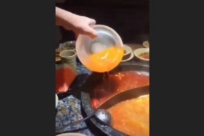 Chcesz się łatwo pozbyć nadmiaru tłuszczu z potrawy? Ten gość ma na to patent