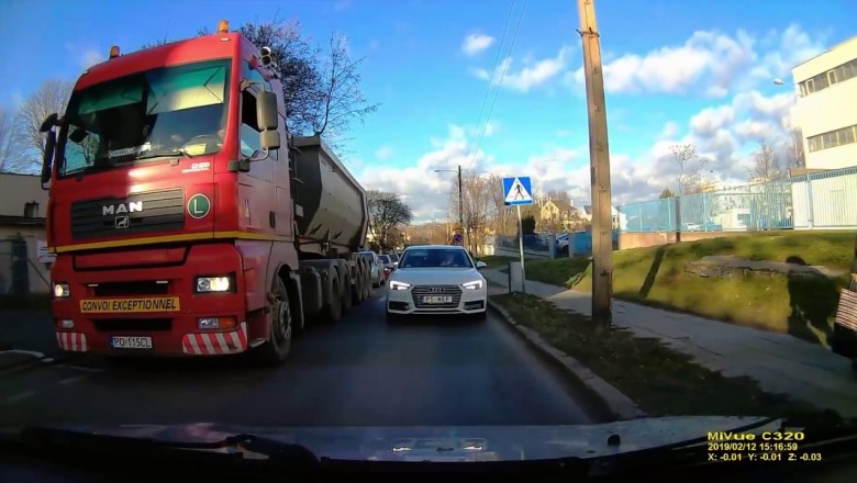 Szybka lekcja dla cwaniaka z Audi w Poznaniu. Tak chciał omijać korek