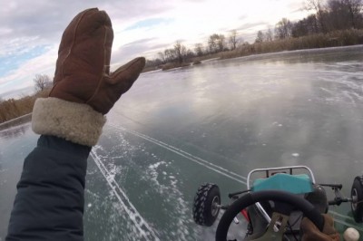 Latanie gokartami po zamarzniętej rzece. To jest dopiero zabawa