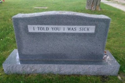 14 napisów na nagrobkach, które udowadniają, że zmarli też mają poczucie humoru