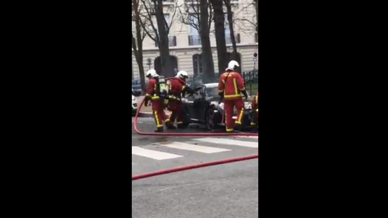 Gaszenie silnika w Porsche. Strażacy nie do końca ogarnęli temat