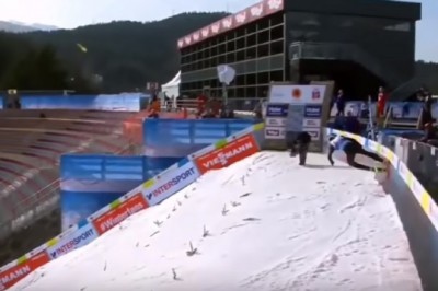 Przeleciał przez bandę i uderzył karkiem w barierkę. Mocny wypadek skoczka w Innsbrucku