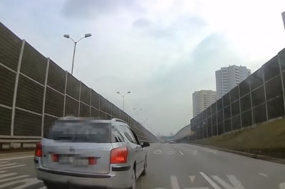 Nawet dziewczyna była zażenowana jego jazdą. Tak się lata po Łodzi