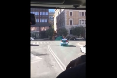 Policjanci w Pandzie dają popis eskorty autokaru z drużyną ulicami miasta