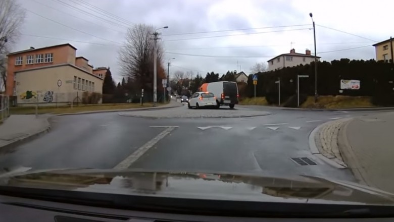 Na rondzie prosto? Ten gość chyba za bardzo uwierzył w GPS