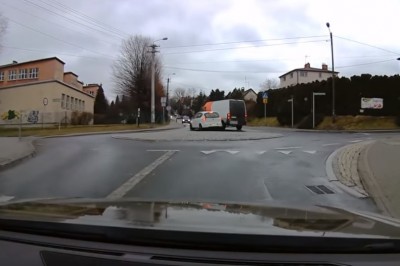 Na rondzie prosto? Ten gość chyba za bardzo uwierzył w GPS