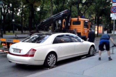 Maybach 62S kontra holownik straży miejskiej. Chłopaki się nieźle zdziwili 