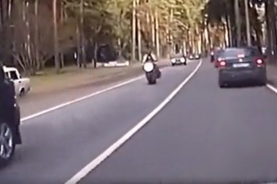 Motocyklista wyłapał szybki strzał z opony podczas jazdy. Miał wiele szczęścia