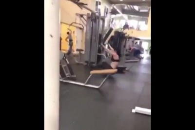 Dziewczyna latająca po siłowni. Znacie to ćwiczenie?