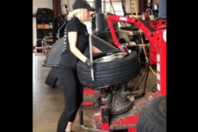 Fajna blondyna w warsztacie. Nie dziwię się, że faceci ustawiają się tam w kolejce 