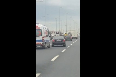 Typ z Mercedesa celowo blokuje karetkę na sygnałach na autostradzie 