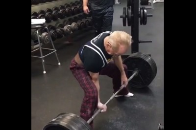 89-letni dziadek pokazuje swoją moc na siłowni. Niejeden by przy tym wymiękł