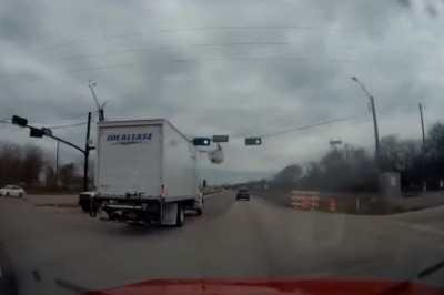 Naprawiał sygnalizację świetlną, gdy nagle wjechała w niego ciężarówka. Mocne nagranie z kamery