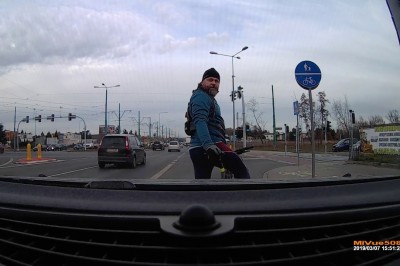 Cyrk na środku ulicy. Jedziesz sobie spokojnie, a tu ziomek odwala taką akcję