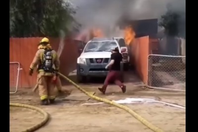 Mężczyzna mimo ostrzeżeń strażaków wpada do płonącego domu, aby uratować swojego psa