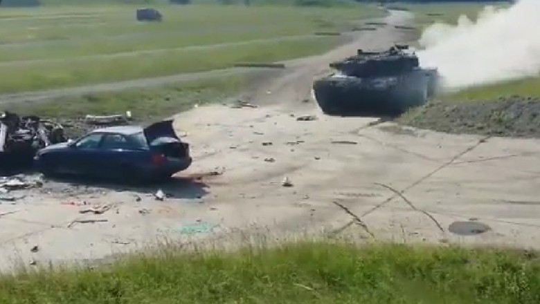 Rozpędzony czołg kontra auto osobowe. Tak się bawią żołnierze na poligonie