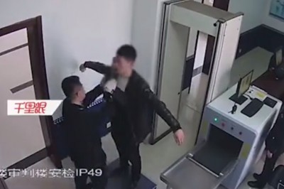 Szybki sposób na obezwładnienie gościa na lotnisku. To dopiero patent 