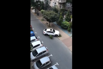 Blondyna w białym Mercedesie daje „niesamowity” popis parkowania w Gliwicach
