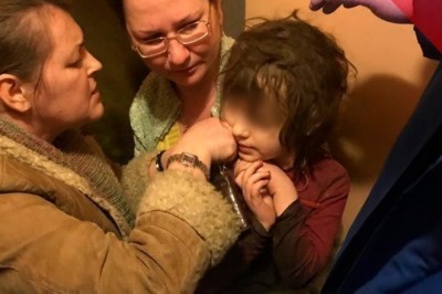 Policjanci w jednym z mieszkań odnajdują dziewczynkę w fatalnym stanie. Widząc co miała na szyi można doznać szoku