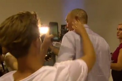 Wyłapał od senatora w dziąsło za rozbicie jajka na głowie podczas wywiadu na żywo 