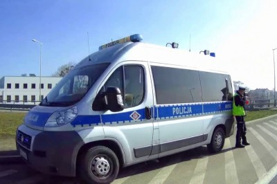 Drogówka „suszy” stojąc w strefie wyłączonej z ruchu. Mają do tego prawo?