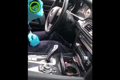 Policjanci pokazują jaki schowek zamontowano w tym BMW. Pomysłowo, ale jednak i tak nieskutecznie