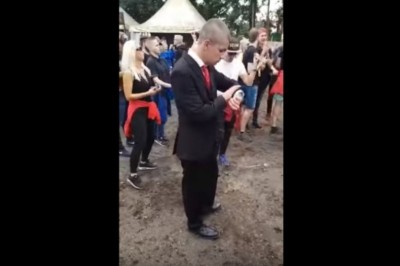 Po ważnym spotkaniu w korpo trafił na festiwal muzyczny. Musiał się mocno wyluzować