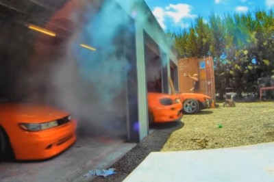 Miał być garażowy popis, ale tylko skasował sobie auto