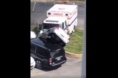 Poczuł się jak w GTA. Zawinął ambulans i zaczął taranować auta