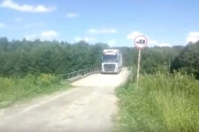 40 tonowy TIR kontra most z deseczek. Nagrali nieudany przejazd nad rzeką