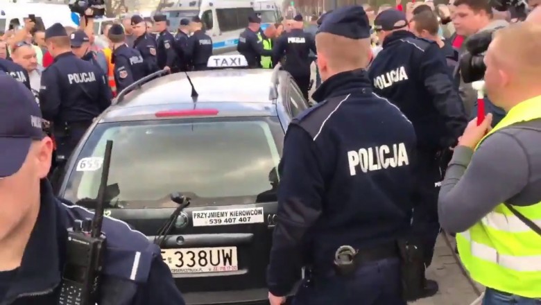 Taksówkarze zniszczyli auto taksówkarza, który nie brał udziału w proteście - film z zajścia