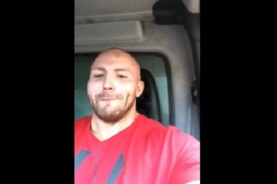 Tak się budzi pasażera busa, który nie ma zapiętych pasów. Szybka nauczka od kolegi