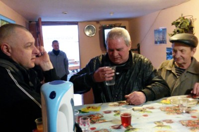 Ja nie dam rady? To patrz na to. Gość wali pół litra na raz z plastikowego kubka