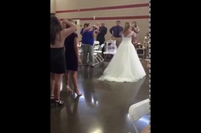 Złapała bukiet ślubny panny młodej. Nagle wszystkie druhny odsuwają się od niej bez słowa