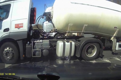 Wyprzedzanie TIRem na skrzyżowaniu na czołówkę. Gość z Merca miał sporo szczęścia