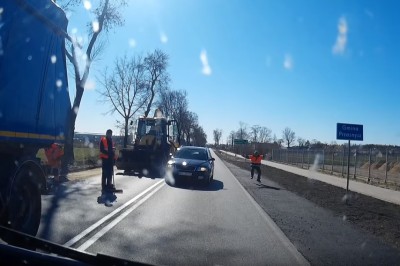 Edekowi puściły nerwy. Wyskoczył z koparki prosto na drogę instruując kierowców 