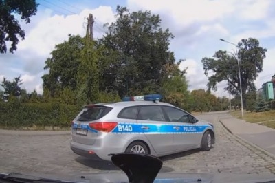 Policjanci polowali na stłuczkę? Nagranie z bardzo dziwnego zachowania na skrzyżowaniu