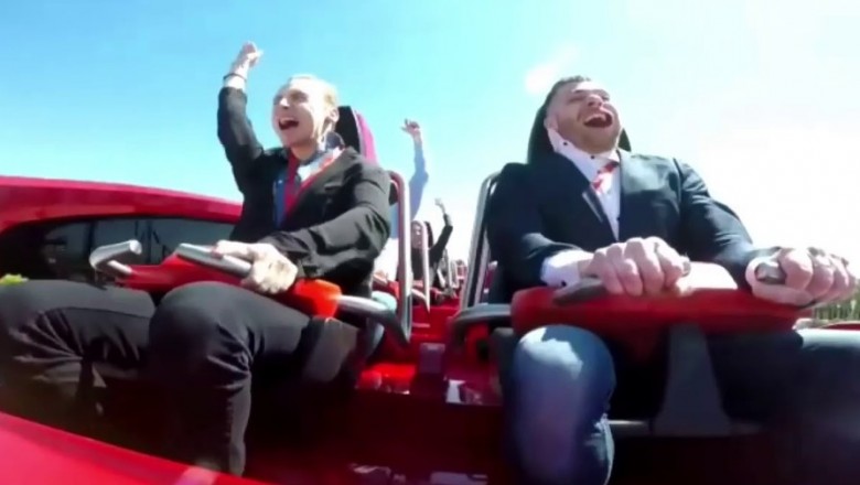 Ziomek wyłapał prosto w twarz podczas jazdy rollercoaster`em. To dopiero niespodzianka 