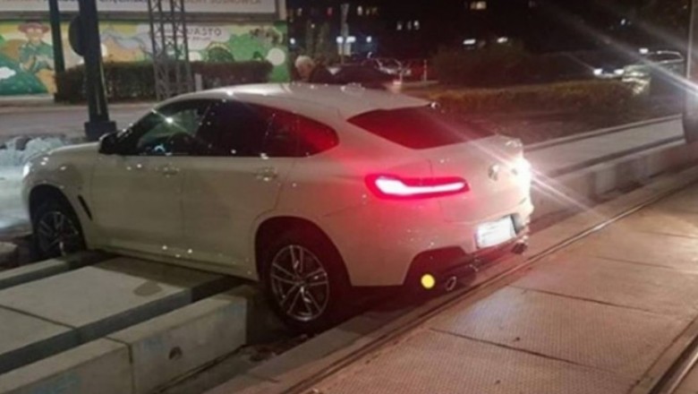 Kierowca BMW zawisł na torowisku tramwajowym. Szybka kara za jazdę na skróty