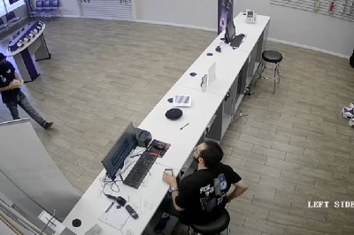 Chciał okraść sklep z telefonami. Szybko się zdziwił i czekał na przyjazd policji