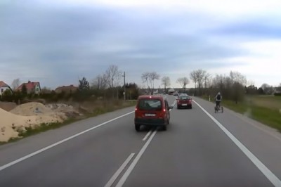 Porobiony typ w Renault Kangoo pokazuje swój drift na łuku drogi 