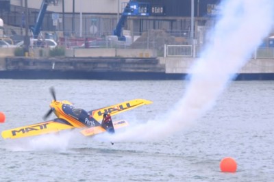 Pilot Red Bull Air Race o mało nie rozbił samolotu o wodę. Miał dużo szczęścia