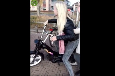 Dwie blondyny pod szkołą dają popis jazdy na skuterze. Daleko nie zajechały