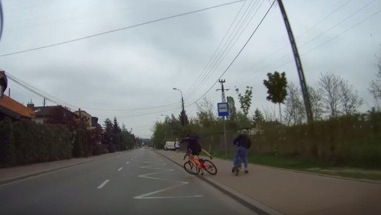 Centymetry od tragedii. Chłopak jadący rowerem o mały włos nie wpada pod jadące auto